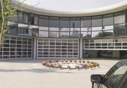 Cửa trượt trần trong suốt Kongo VisualBard – Giải pháp cửa trượt trần trong suốt cho garage & showroom cao cấp