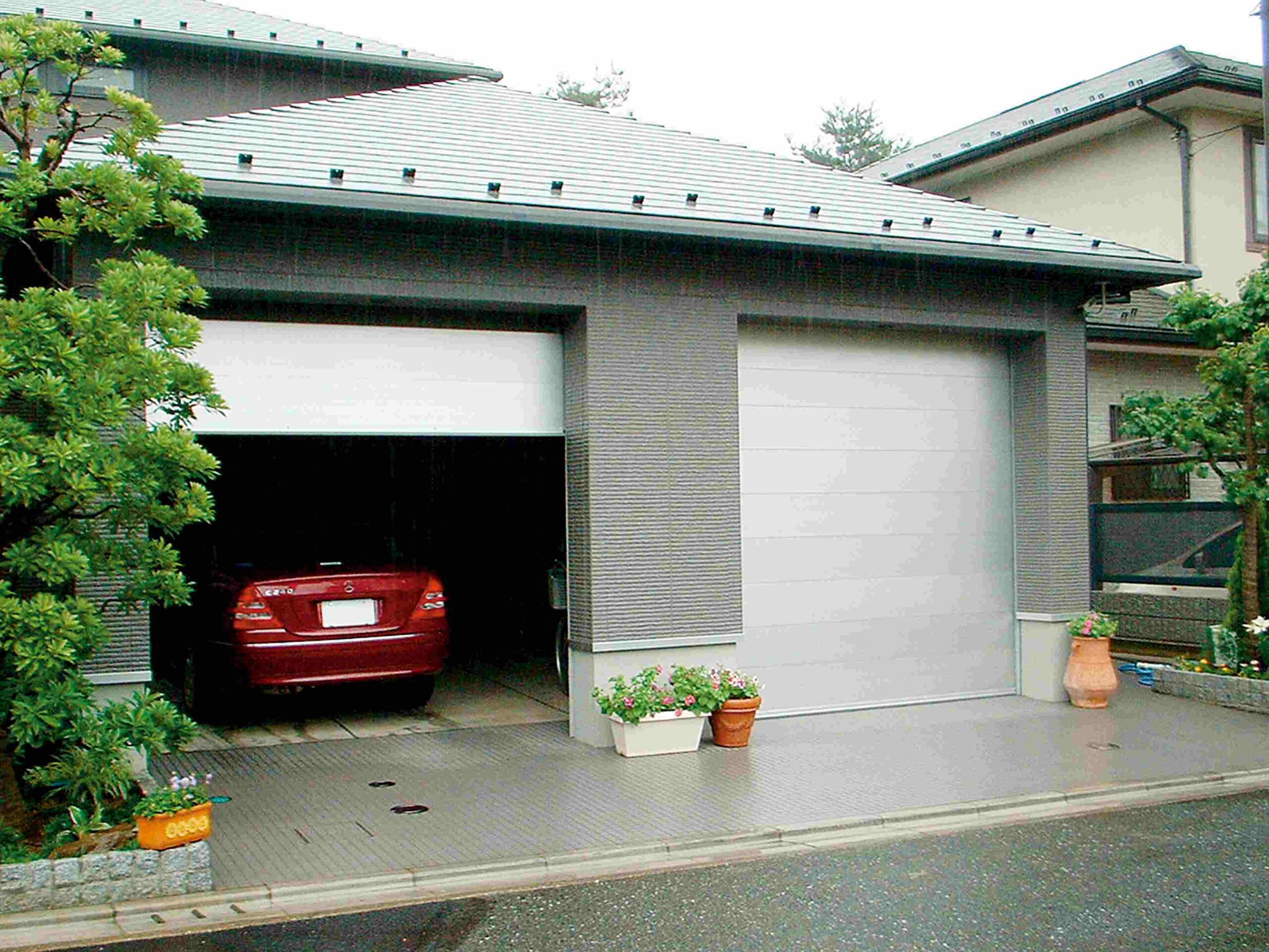 RollBard vs AlBard – Chọn cửa garage nào cho nhà phố hiện đại?